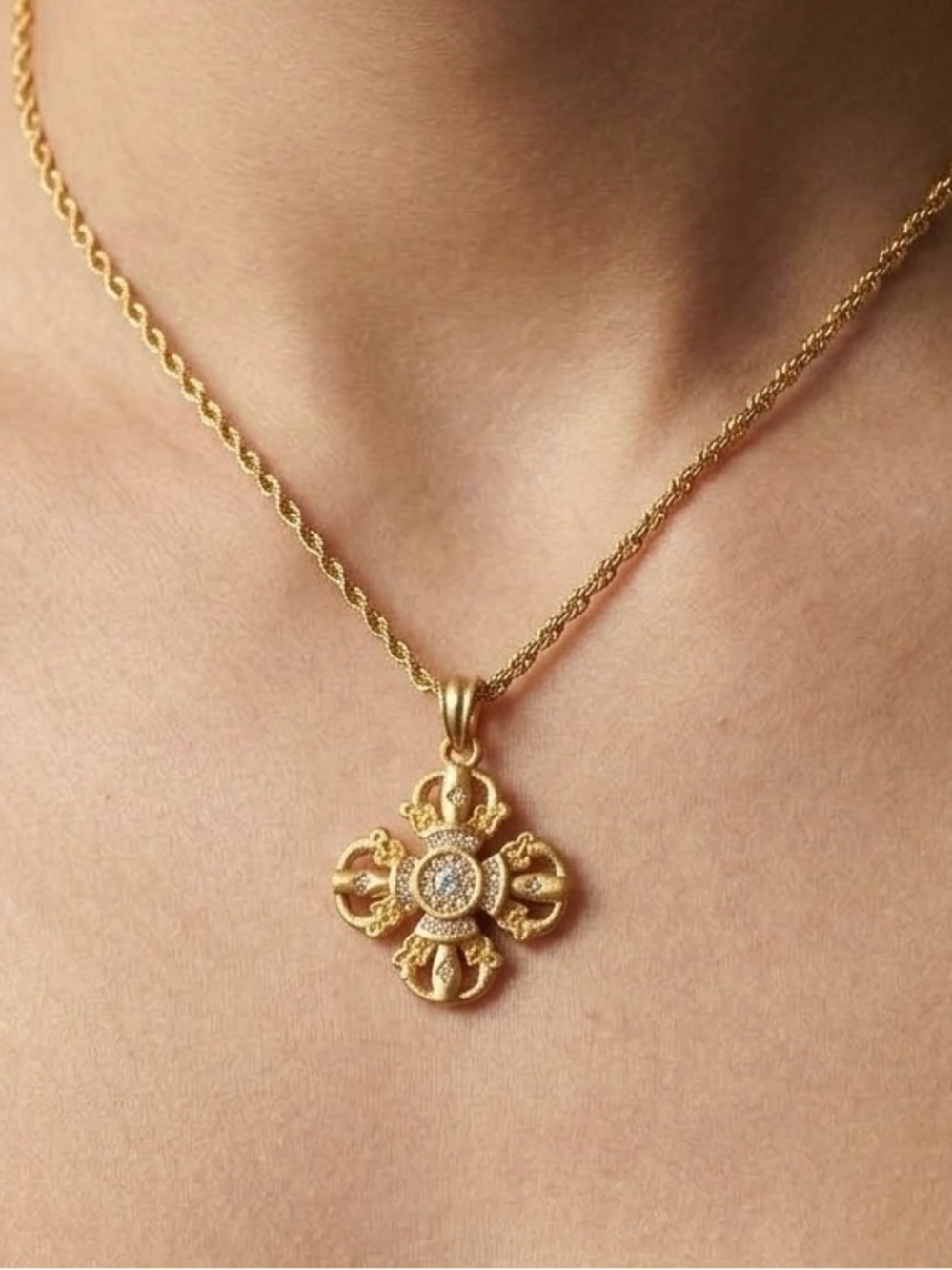 Elegant Gold Pendant Necklace